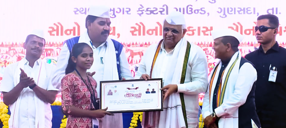 EMRS Khodada 12th District Topper students honored  by Hon. Chief Minister(Gujarat) Shri Bhupendra Patel on Vishva Adivasi Din